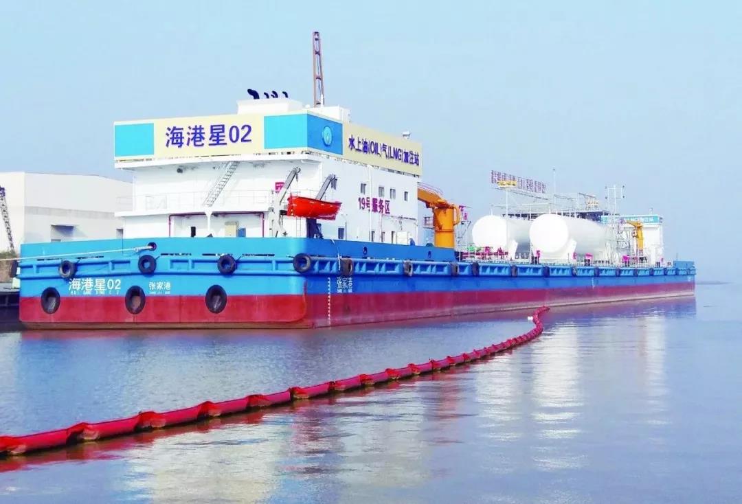 2016年12月20日,全国单体最大水上lng加注趸船"海港星02"在长江